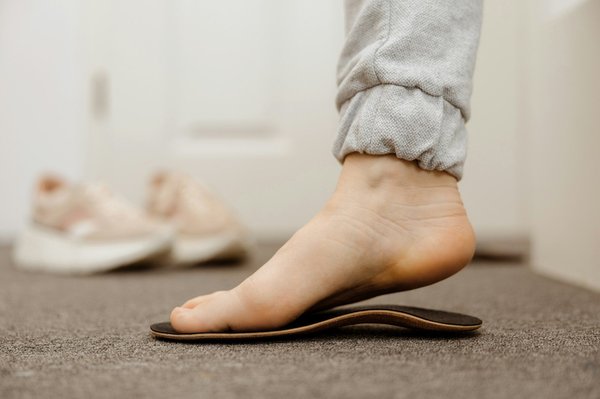 Semelles orthopédiques : trouvez le soulagement pour vos pieds